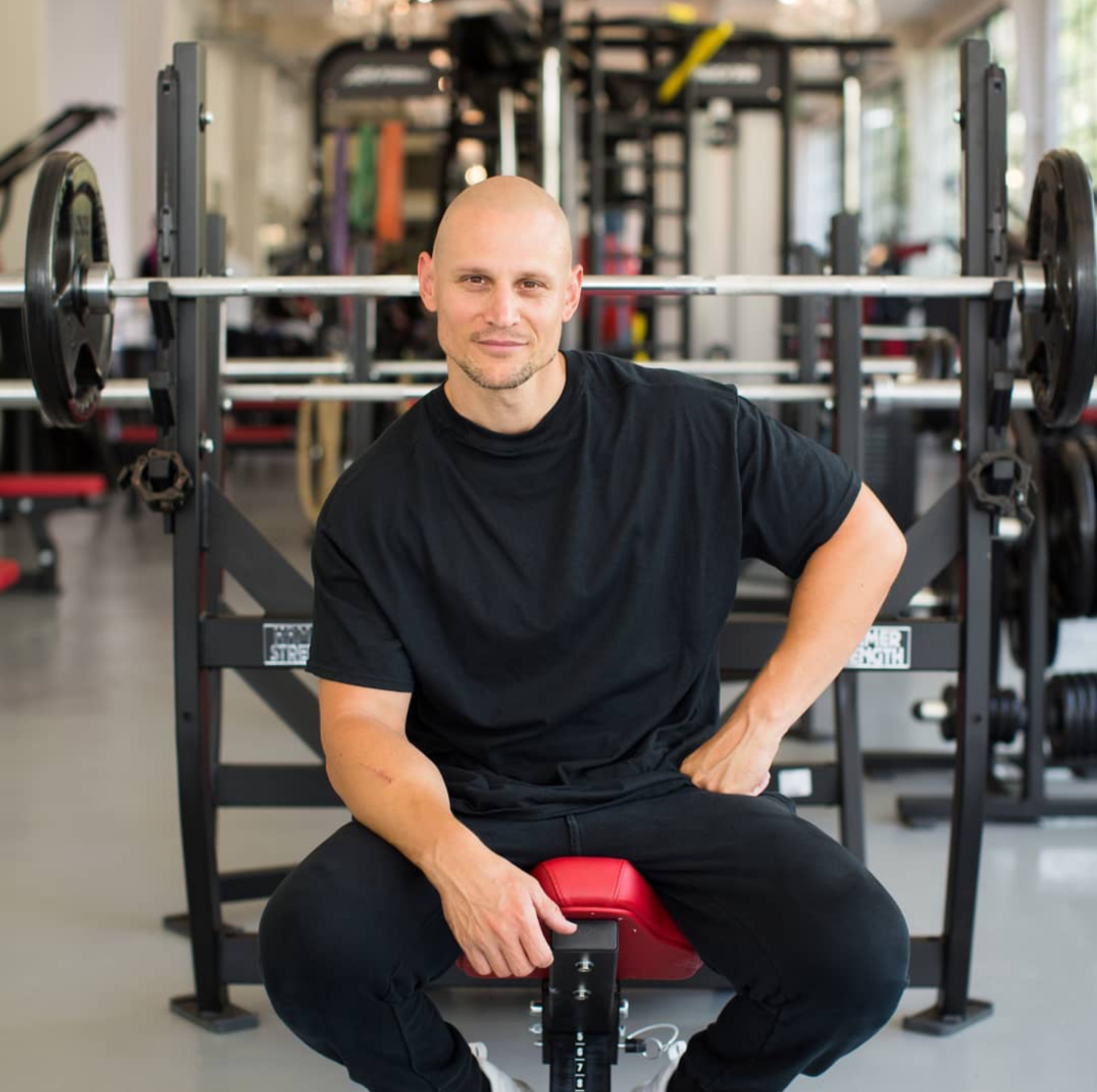 Lange Zeit war ich stets der Ansicht, dass der Trainingsort sekundär ist, solange ich strikt mein Programm umsetze. Es war mir eine Zeit lang absolut scheissegal ob neben mir (wir kennen sie alle) der Kaffeeklatschtyp, der "Ich heb mehr Gewicht als Du", the flirty one oder das Instagram Model traini