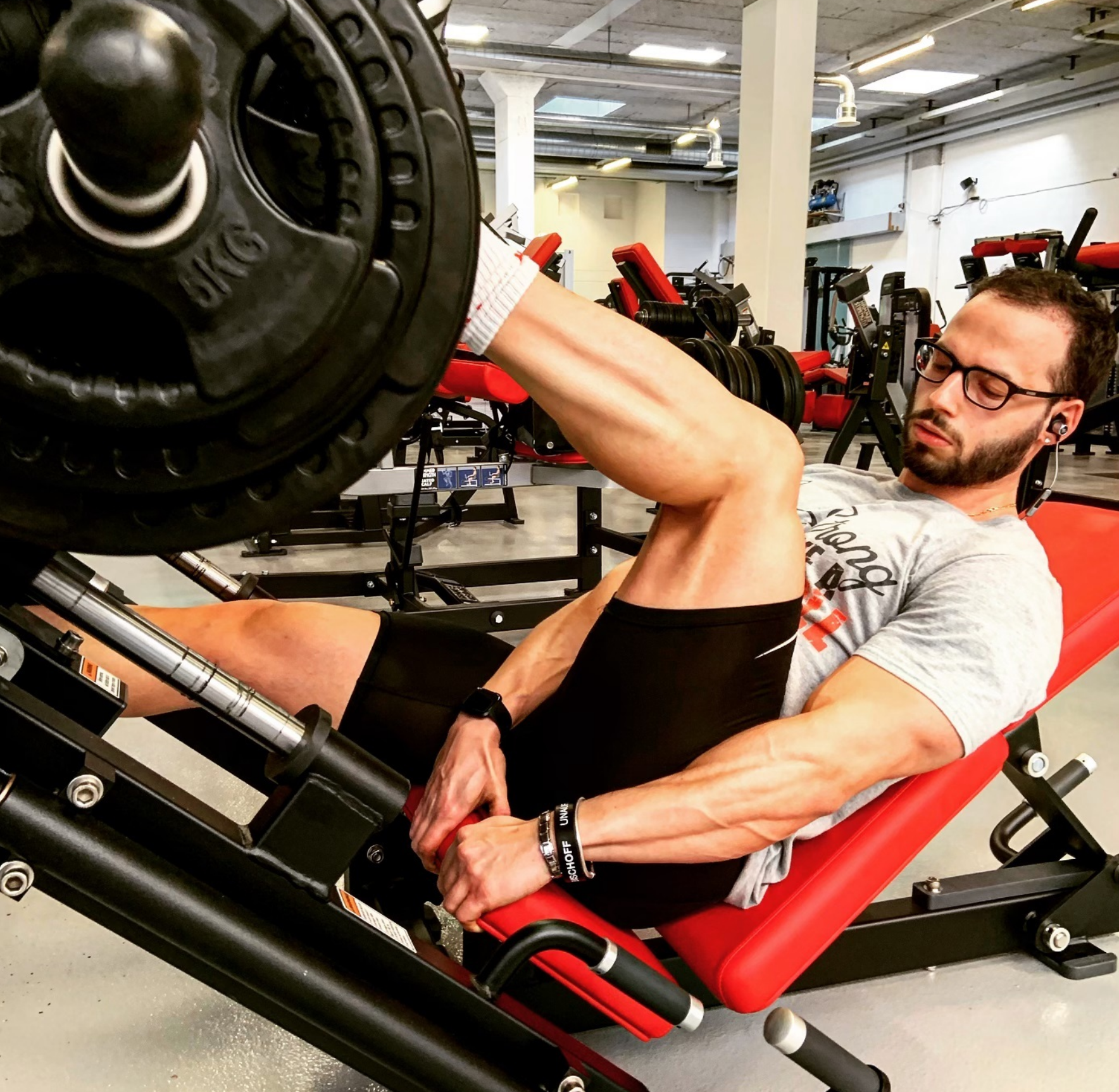 Legday? Unser Athlet @morenomazzotta gibt auch an Auffahrt Vollgas! Hier zu Gast bei uns im neu eröffneten Studio in BAAR ZG führt er Einbeinig die Legpress von @hammerstrengthofficial aus!
Trainere auch du 7/24h in deinem OLD SCHOOL GYM 24 - wähle aus über 16 Studios in der Schweiz deinen Standort
