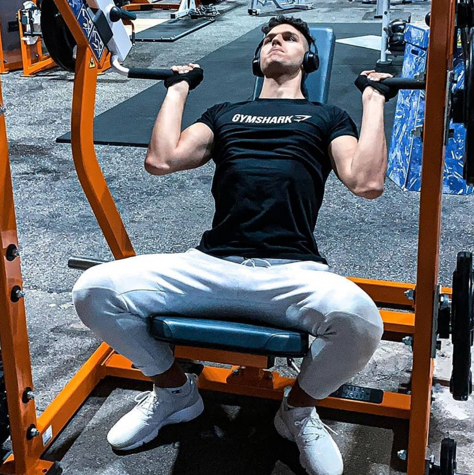 ✖️PAUSEN ZWISCHEN DEN SÄTZEN✖️
-
Macht es wirklich Sinn, Pausen im Gym fest zu setzen und sie mit einem Smartphone oder einer Uhr zu stoppen?
Es gibt Artikel im Internet, die besagen, dass man mit so vielen Minuten Ausdauer aufbaut, mit so vielen Minuten Muskeln aufbaut und mit so vielen Minuten das